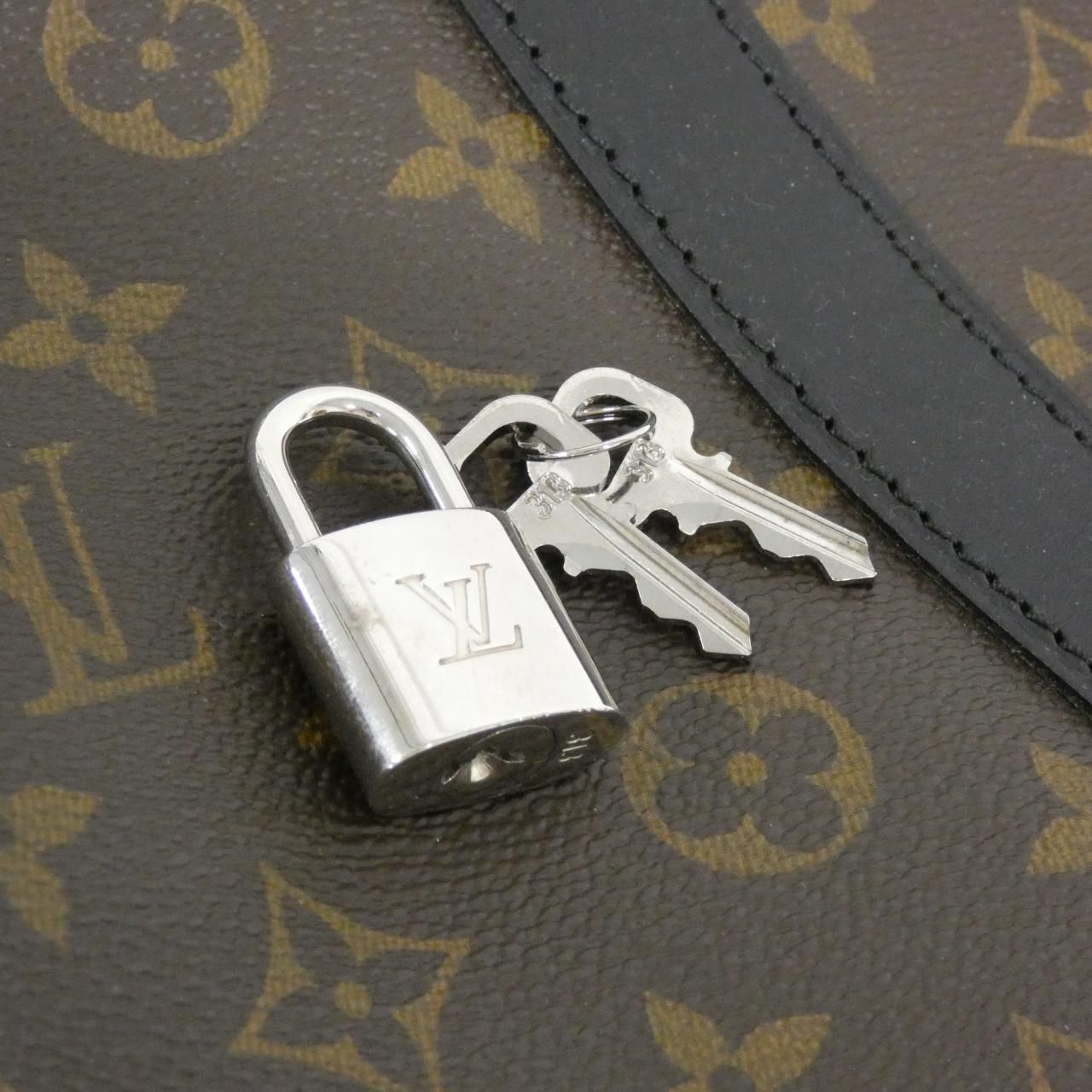 ルイヴィトン モノグラム マカサー キーポル バンドリエール 55cm