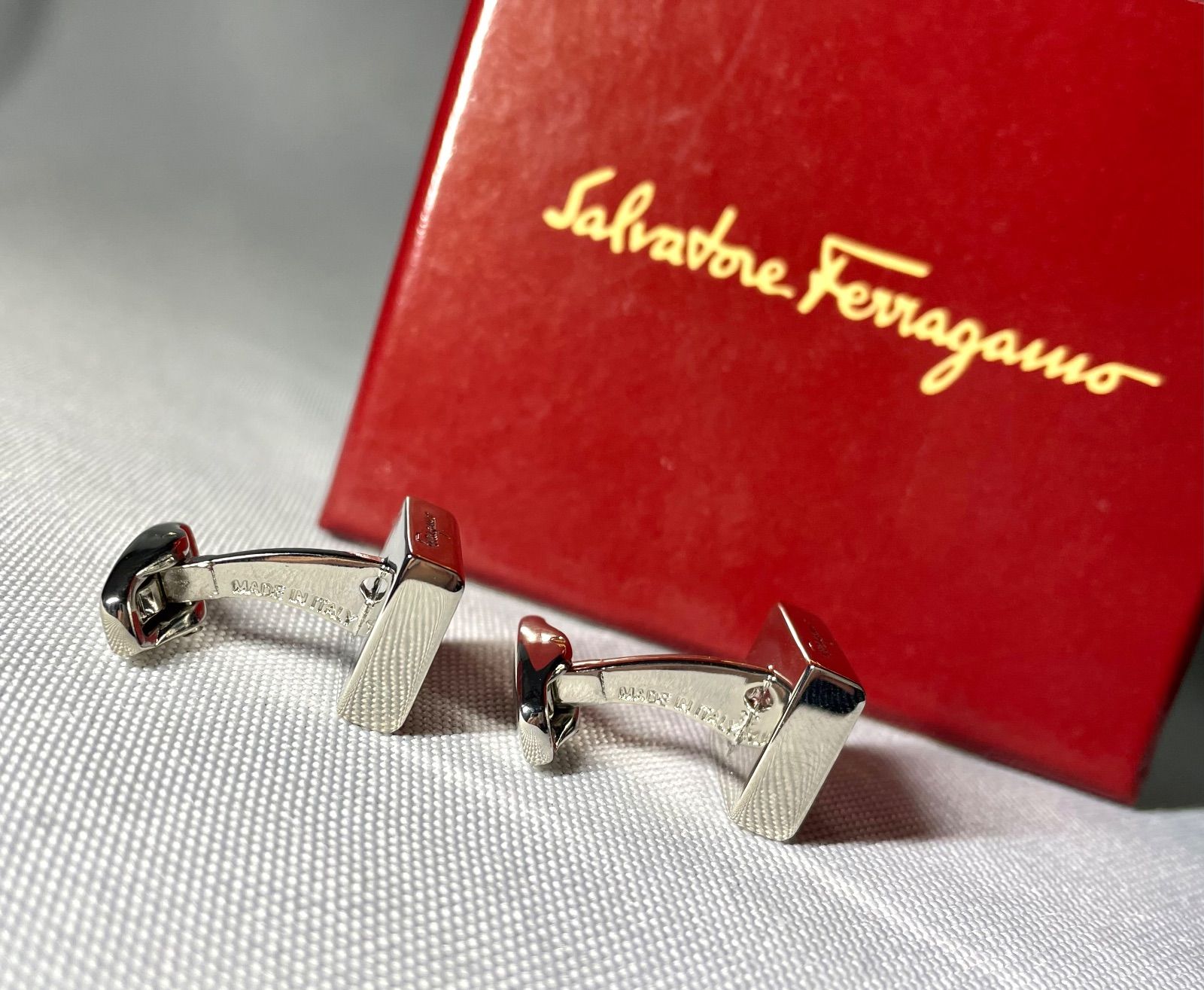 新品未使用　サルヴァトーレフェラガモ　カフス 美品 Salvatore Ferragamo サルヴァトーレフェラガモ サイドブランド