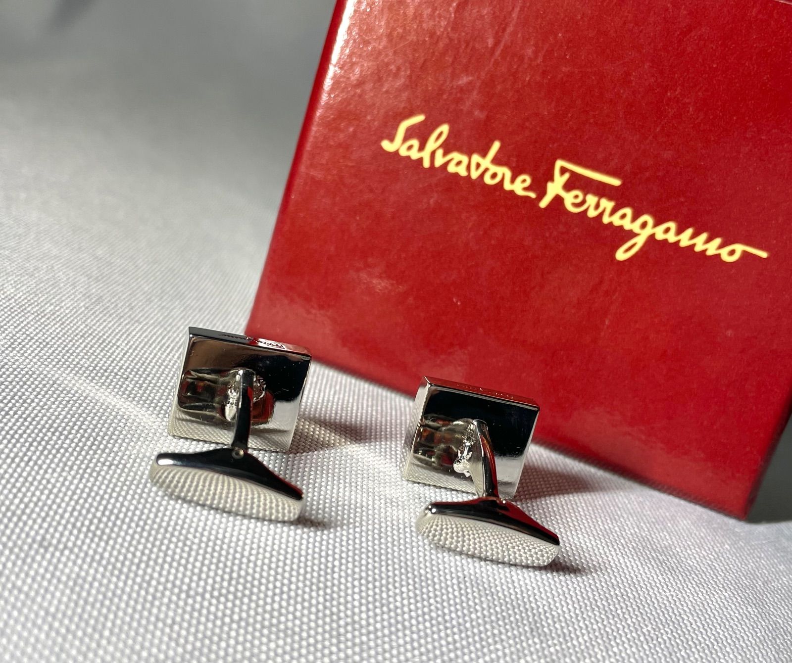 新品・未使用　Salvatore Ferragamo シルバー カフリンクス FERRAGAMO（フェラガモ） カフリンクス カフスボタン シルバー メンズ