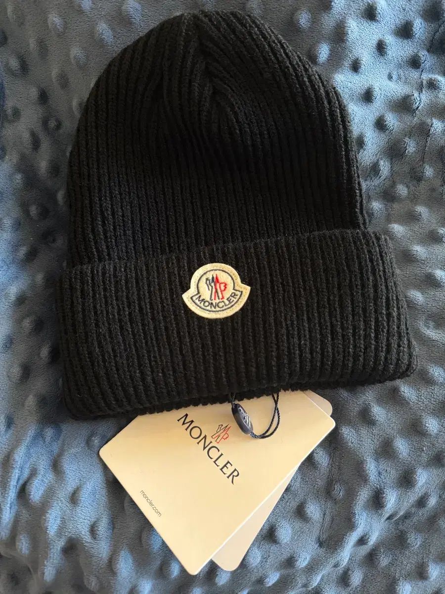 MONCLER ブラックニット帽 ポンポン付き MONCLER ブラック ニット帽 MONCLER ブラック ニット帽 ポンポン付き