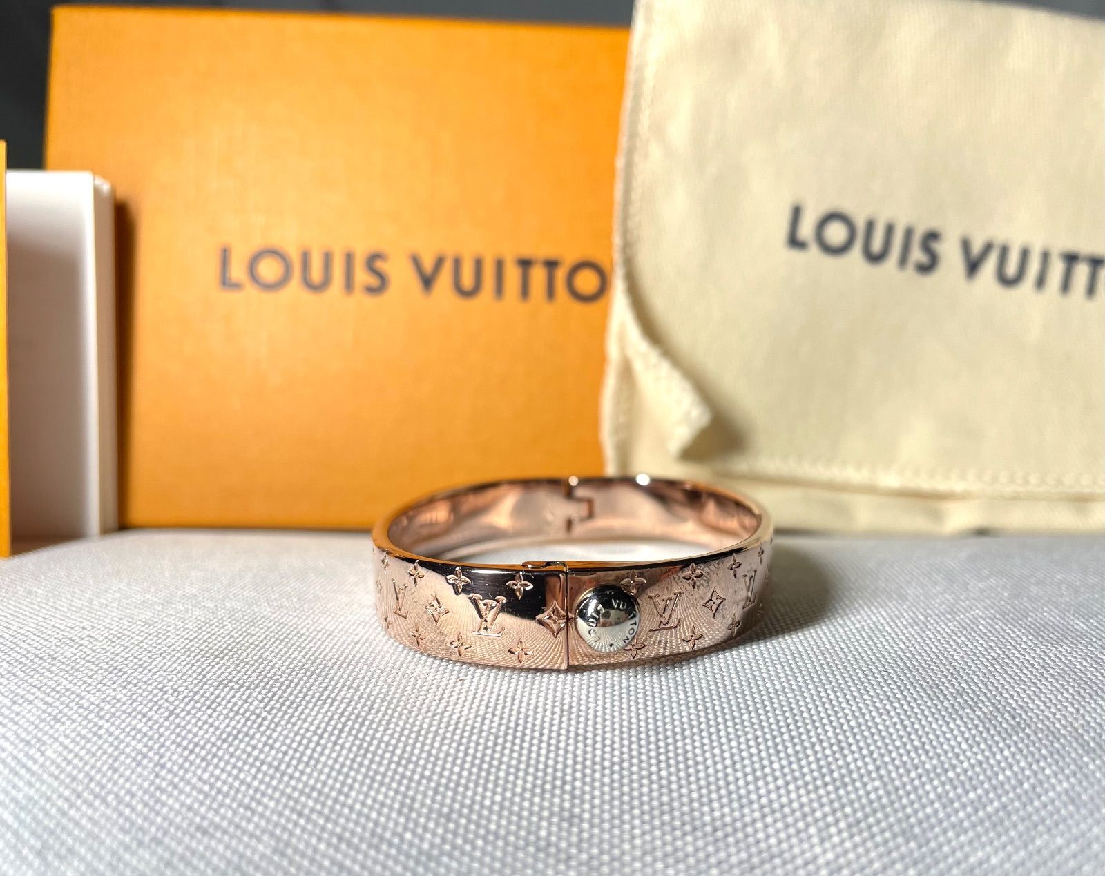 LOUIS VUITTON ルイヴィトン LV カフ ナノグラム モノグラムロゴ