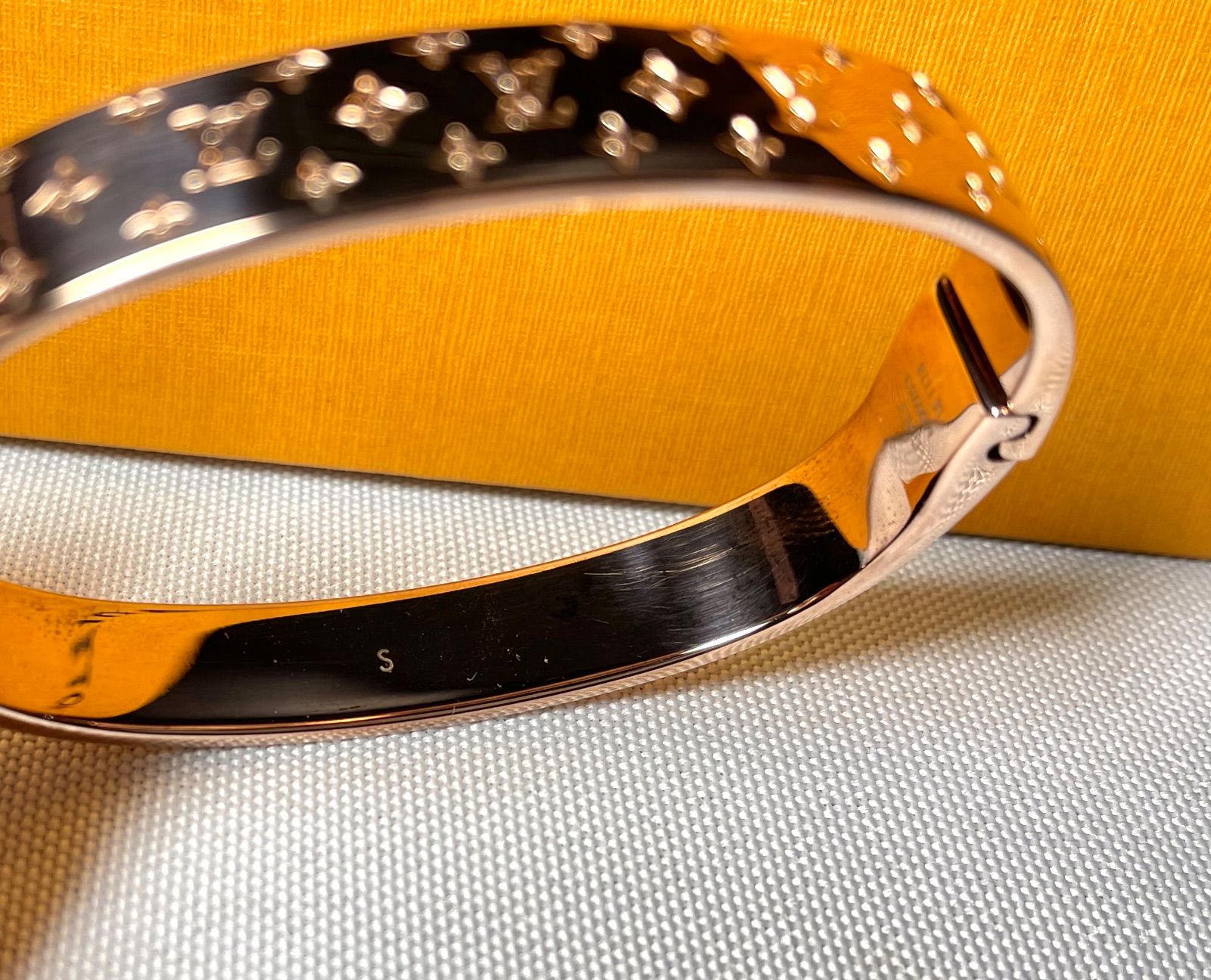 LOUIS VUITTON ルイヴィトン LV カフ ナノグラム モノグラムロゴ