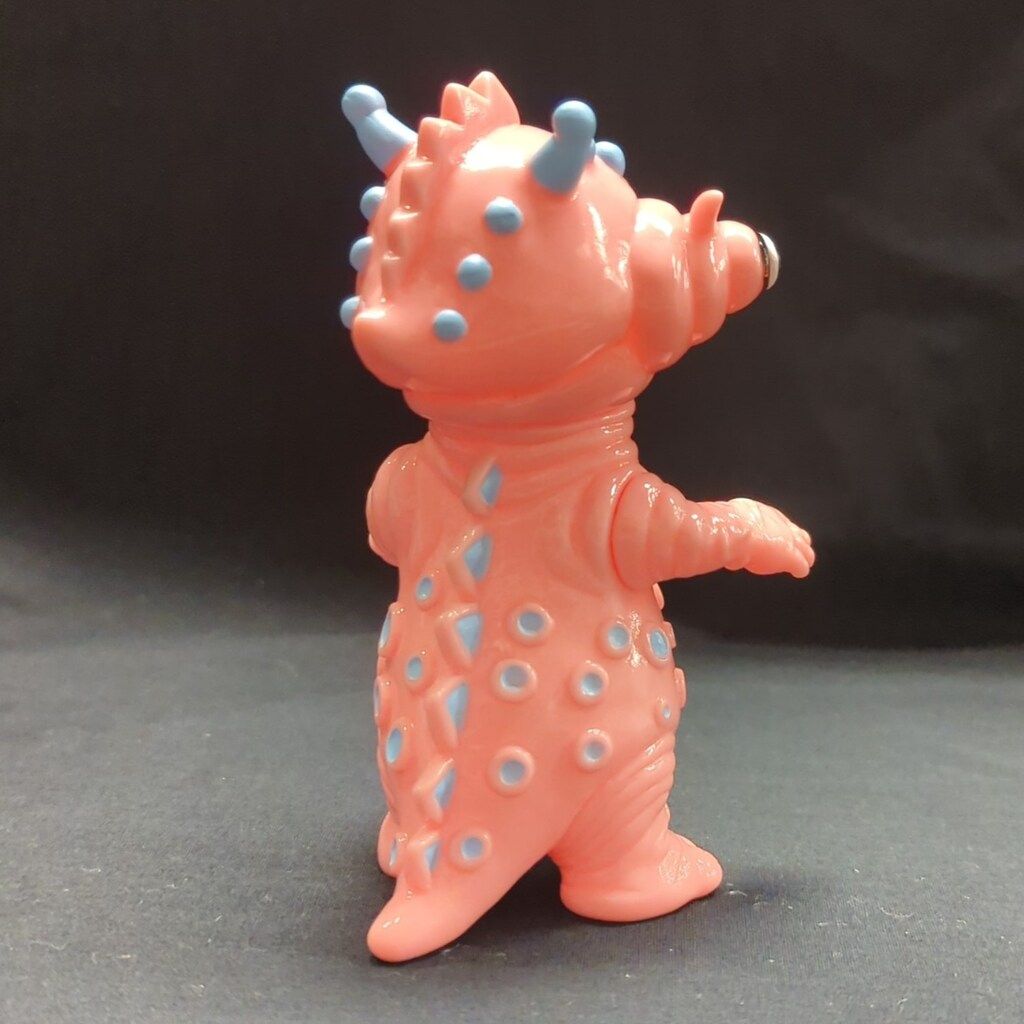 MAXTOY ミニソフビ怪獣倉庫シリーズ 少年怪獣 テツオン ピンク - メルカリ