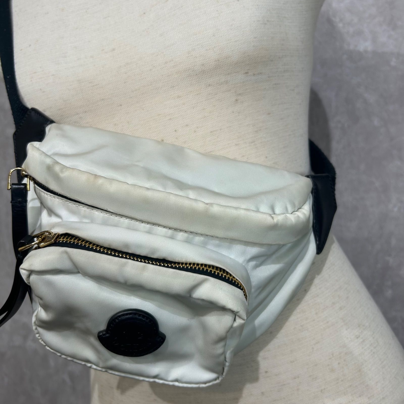 MONCLER モンクレール ショルダーバッグ ボディバッグ白系 - メルカリ