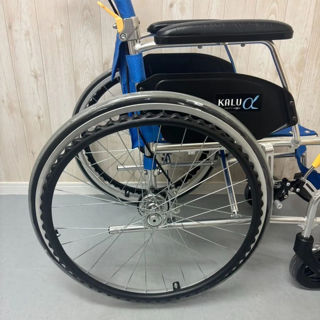 美品‼️KALU α ノーパンクタイヤ 軽量 車椅子 自走式 日進医療器 車いす KALU8α 超軽量 自走用 車椅子 カルハチ Aパッケージ
