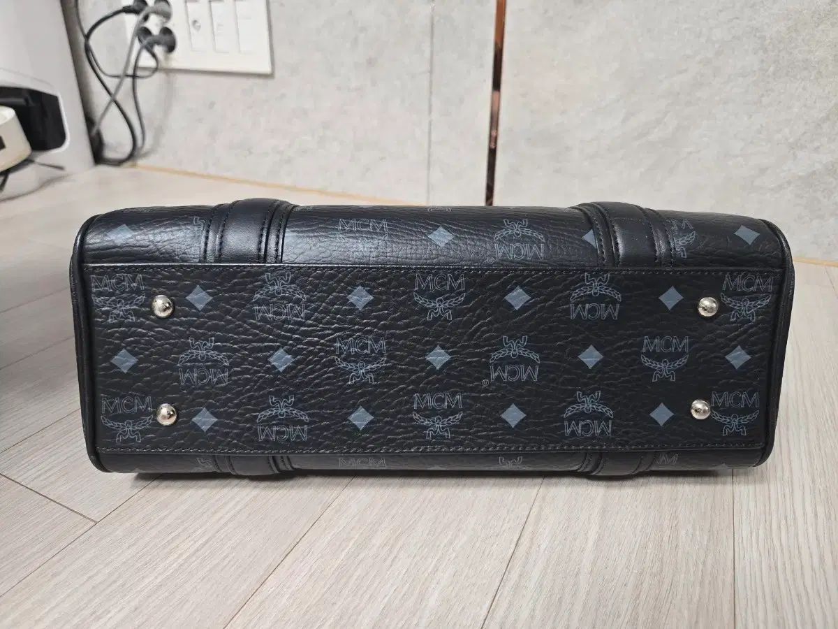 MCM ブラック ロゴ ボストンバッグ - メルカリ