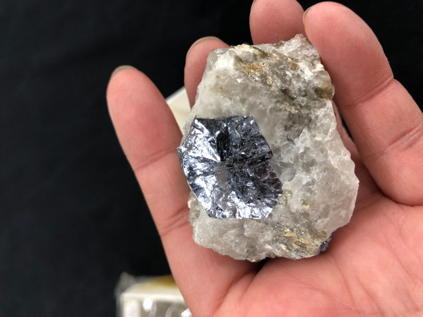 MOLYBDENITE モルディブナイト