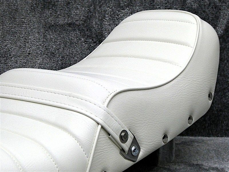 ホーク3 鋲打ち 白皮 タックロールシート/ホワイトCB250N CB400N ホーク3 鋲打ち 白皮 タックロールシート/完成品CB250NホワイトCB400N