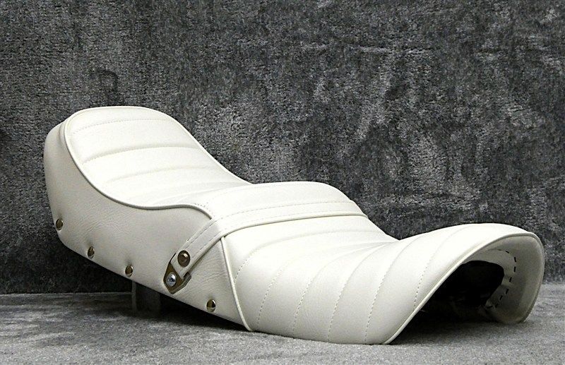 ホークⅢ 鋲打ち 白皮 タックロールシート/ホワイトCB250N CB400N ホークⅢ 鋲打ち 白皮 タックロールシート/ホワイトCB250N CB400N