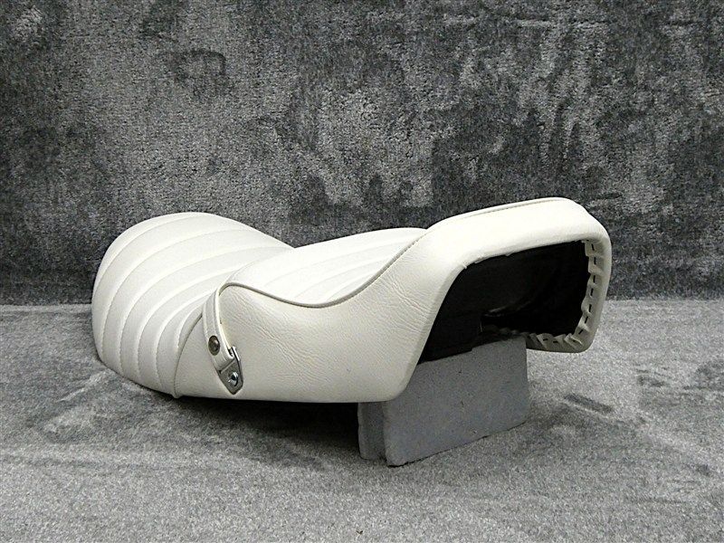 ホーク3 鋲打ち 白皮 タックロールシート/ホワイトCB250N CB400N ホークⅢ 鋲打ち 白皮 タックロールシート/ホワイトCB250N CB400N