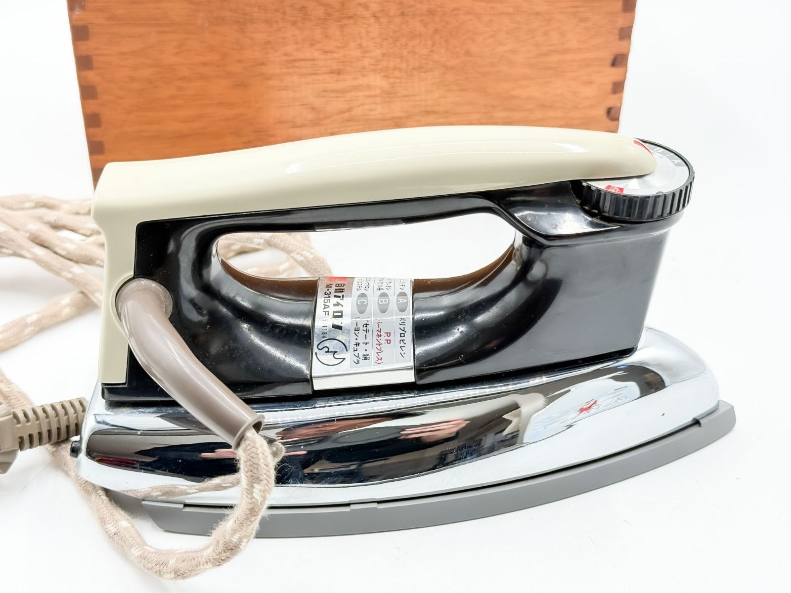 昭和レトロ ナショナル 電気アイロン 木箱付き 通電確認済 加熱OK インテリア 昭和レトロ ナショナル 電気アイロン 木箱付き 動作確認済 - メルカリ