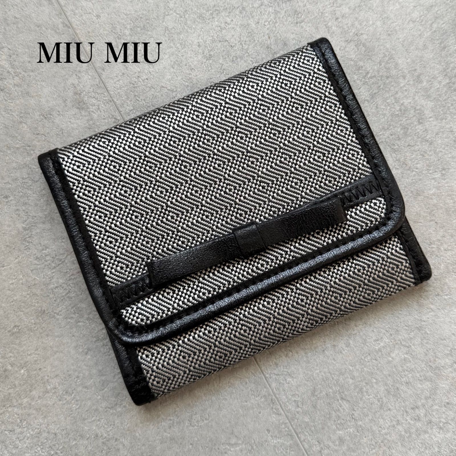 美品 MIUMIU 折り財布 マテラッセ ゴールドロゴ ブラック 【公式通販 