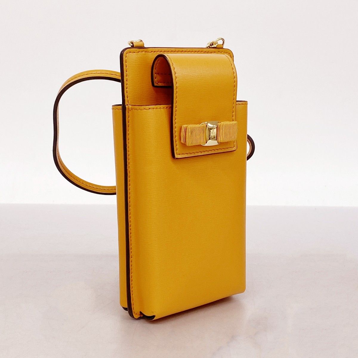 5pd4976】サルヴァトーレフェラガモ フォンケース レザー オレンジ