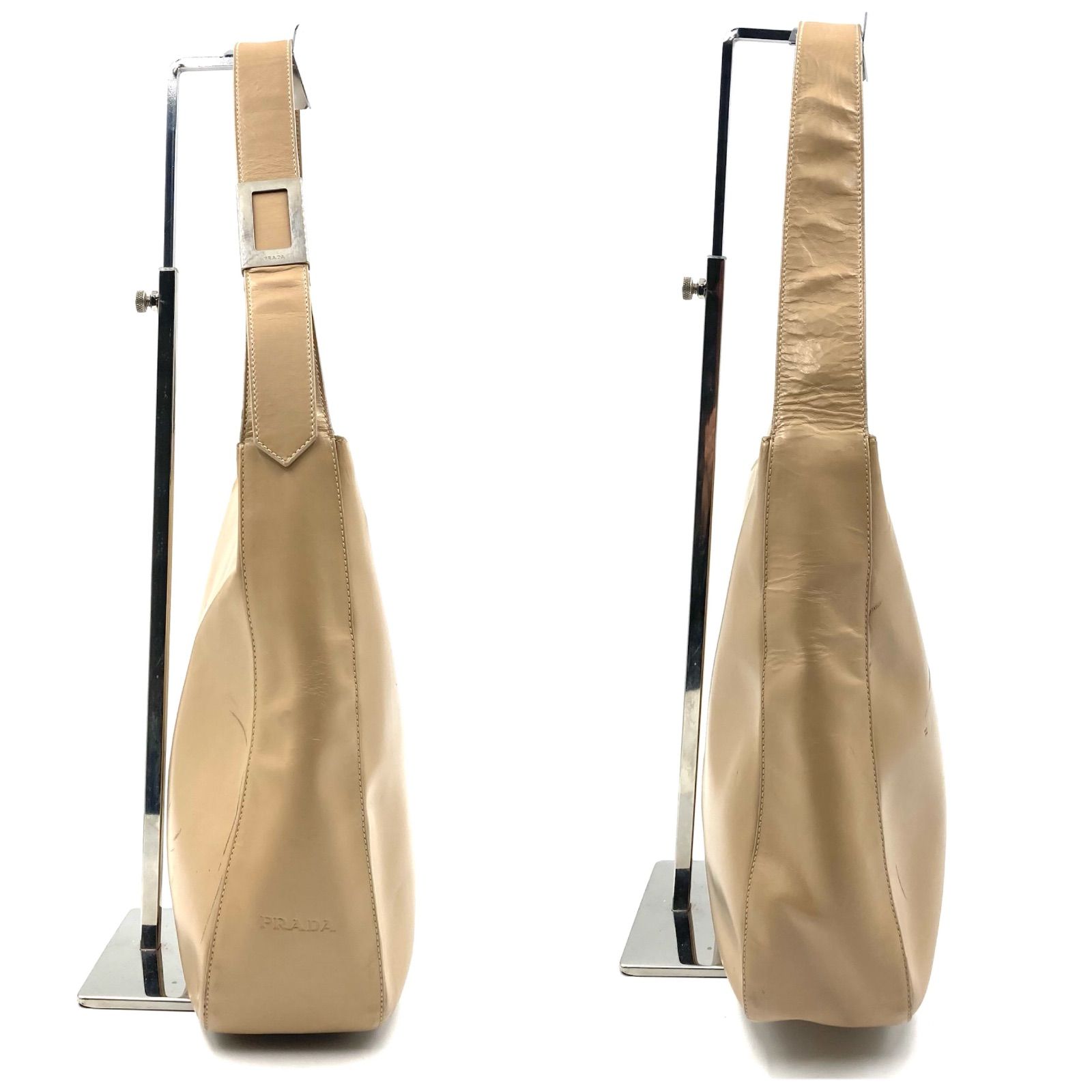 PRADA レザー ワンショルダー ベージュ肩掛け型押しロゴ PRADA プラダ ワンショルダーバッグ ロゴ型押し レザー 本革 ベージュ