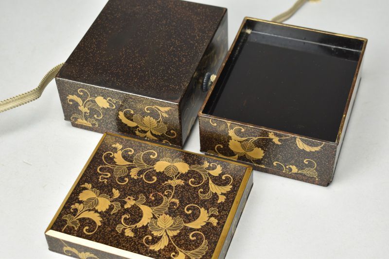 蔵A5765】古美術 蒔絵 唐草文 三段菓子箱 江戸期 - メルカリ