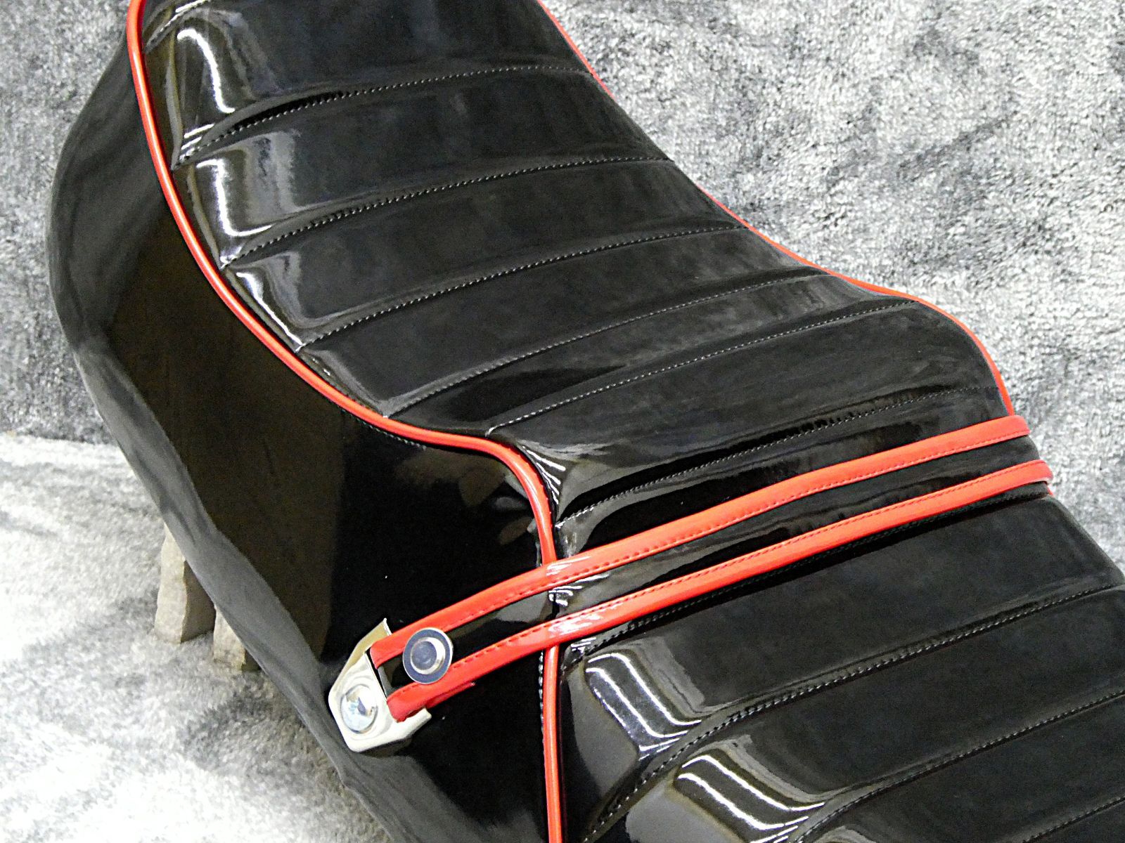 ホークⅡ　黒皮ボタン　タックロールシート/②CB250Tアンコ抜きCB400T ホーク2黒皮ボタンタックロールシート/②CB250Tアンコ抜きCB400T