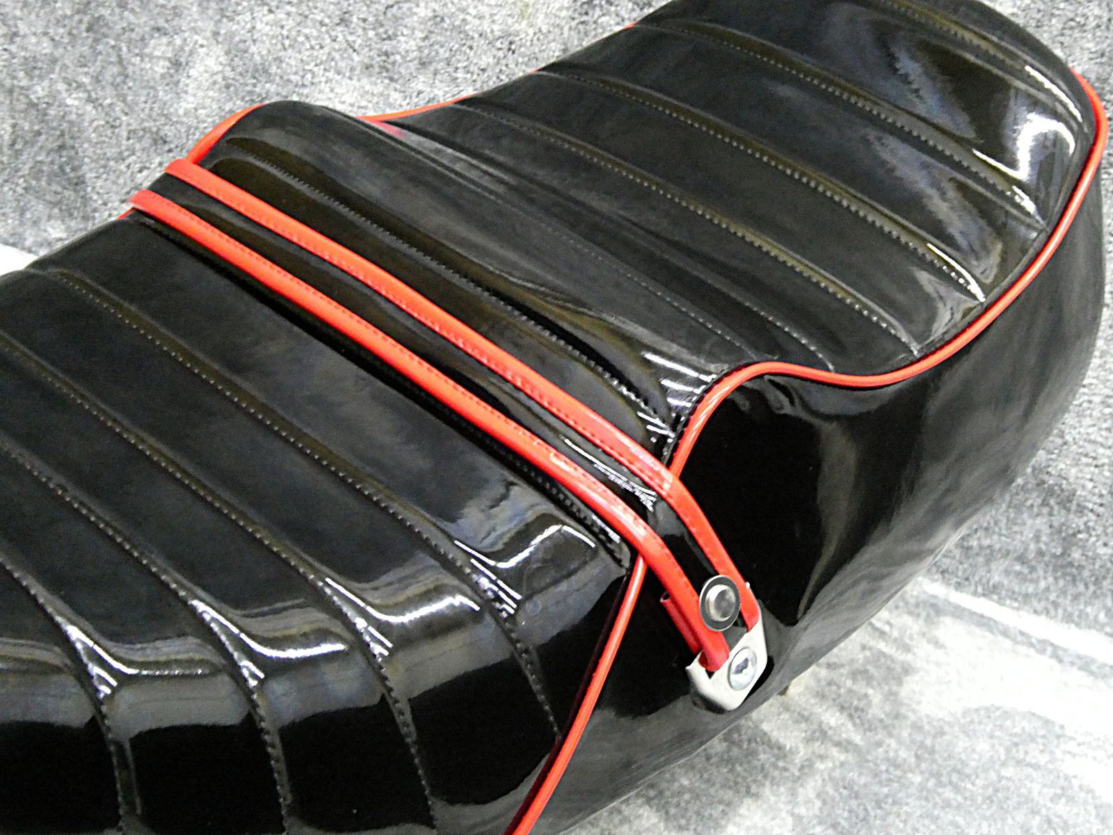 ホークⅡ　黒皮ボタン　タックロールシート/②CB250Tアンコ抜きCB400T ホーク2黒皮ボタンタックロールシート/②CB250Tアンコ抜きCB400T