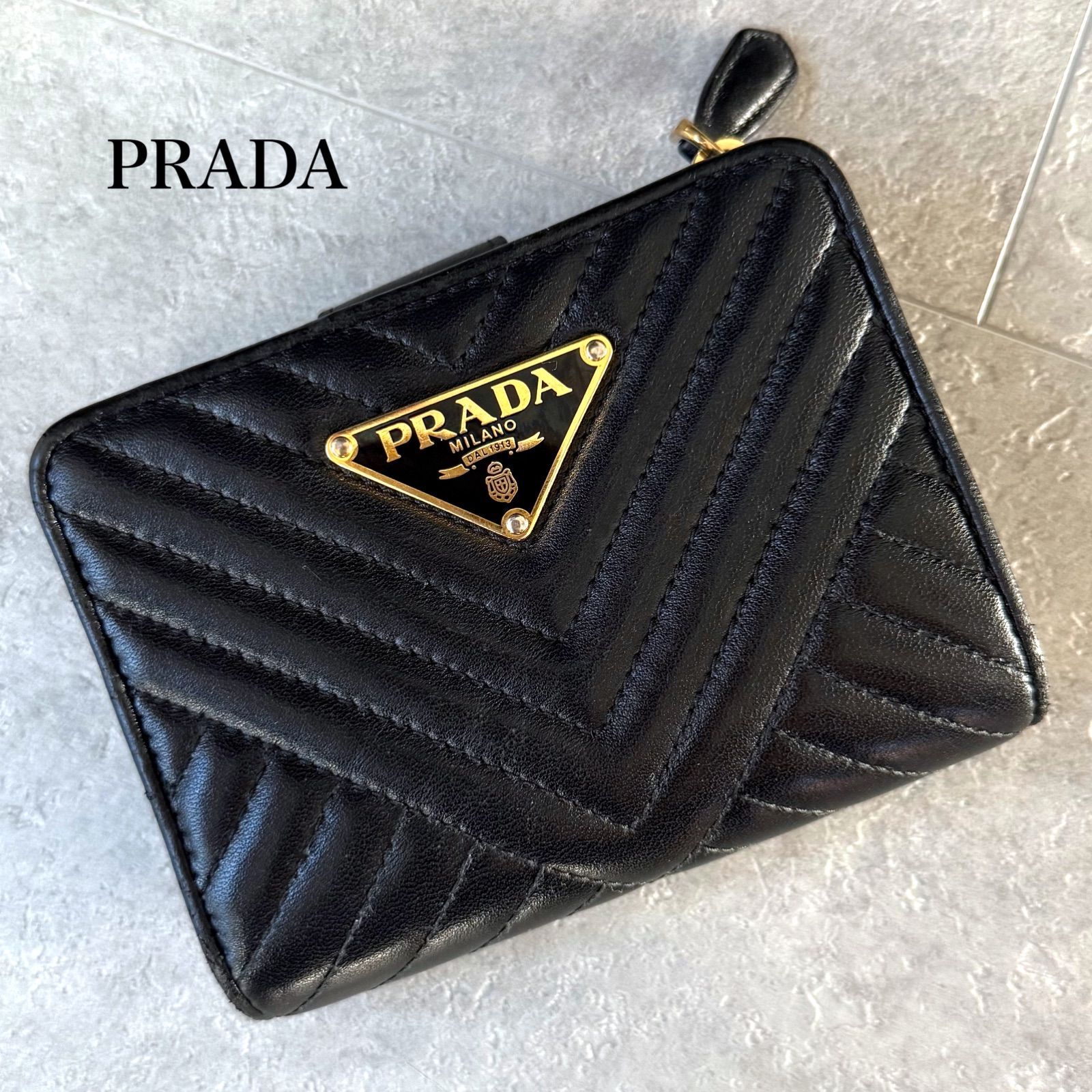PRADA プラダ 三角ロゴプレート キルティング 二つ折り財布 ブラック