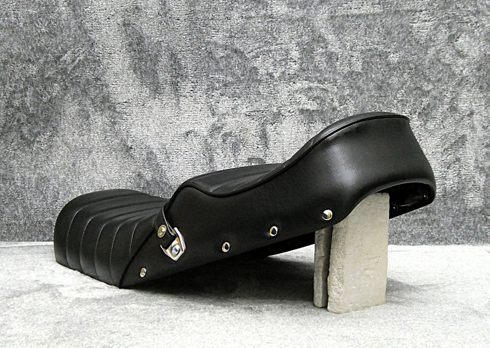 ホーク3 鋲打ち 黒皮 タックロールシート/ブラックCB250N CB400N Amazon | ホーク3 黒皮 タックロールシート/完成品 CB250N / CB400N