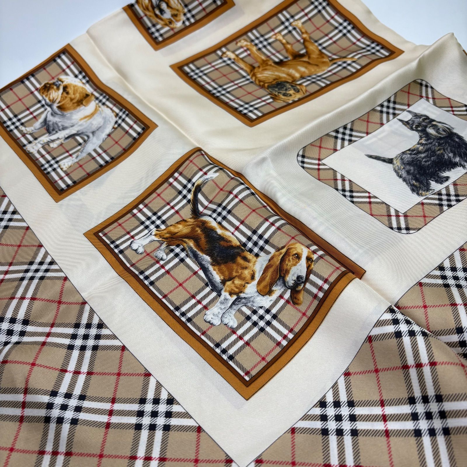 美品　BURBERRY　大判スカーフ　ストール　バンダナ　シルク　ドッグ　犬 バーバリー ドッグプリント シルクスカーフ 野方店 - メルカリ