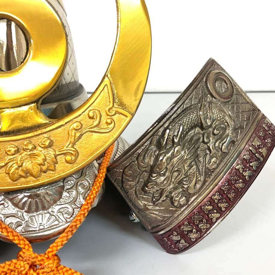 ss8248 【中古】 兜飾り 出世兜 加藤清正 銀色 三日月 座布団付き 五月