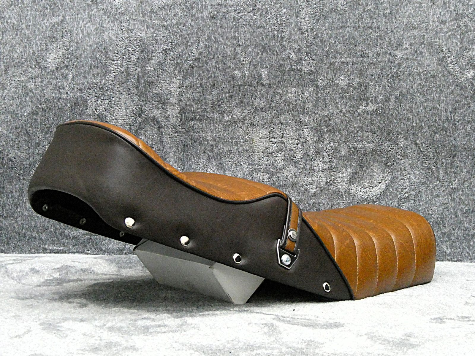 ホーク2 角タンク用 鋲打ち 茶ツートン タックロールシート/完成品