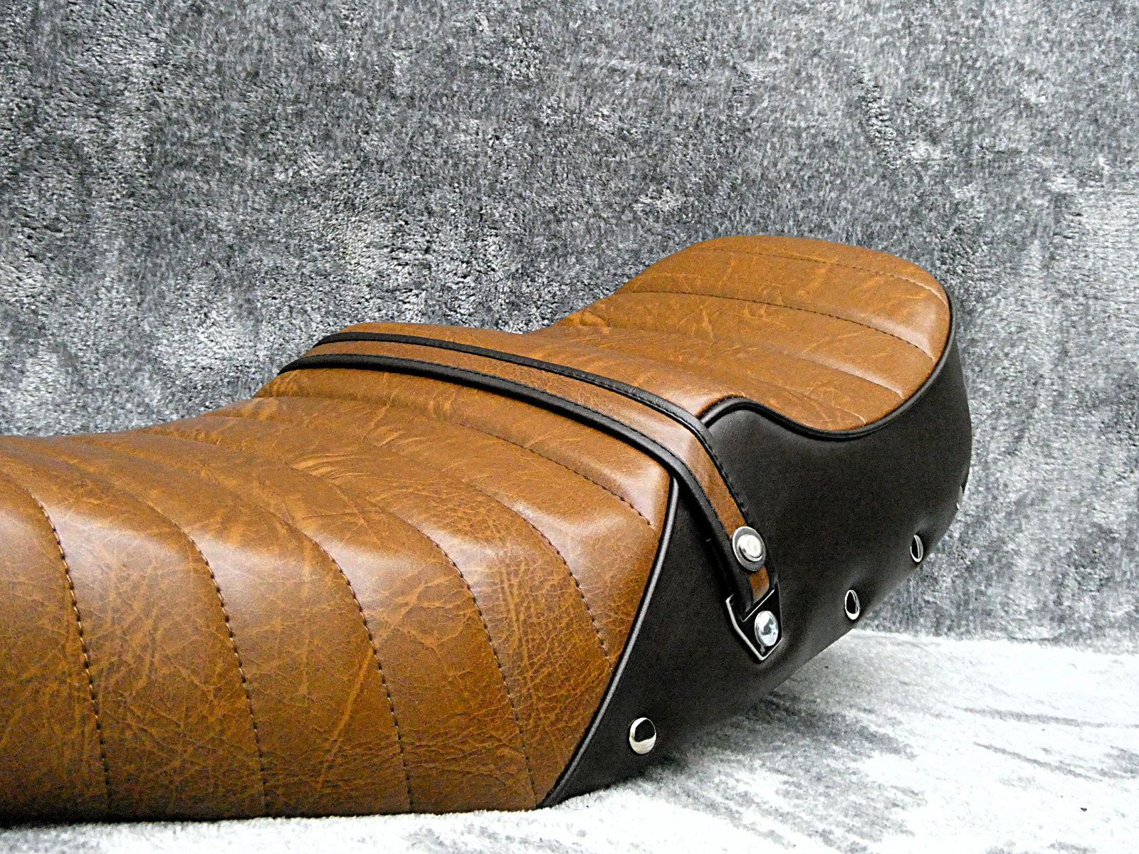 ホーク2　黒皮　鋲打ち　タックロール　シート / CB250T CB400T Amazon | ホーク2 タックロールシート/完成品 CB250T CB400T (黒皮 鋲