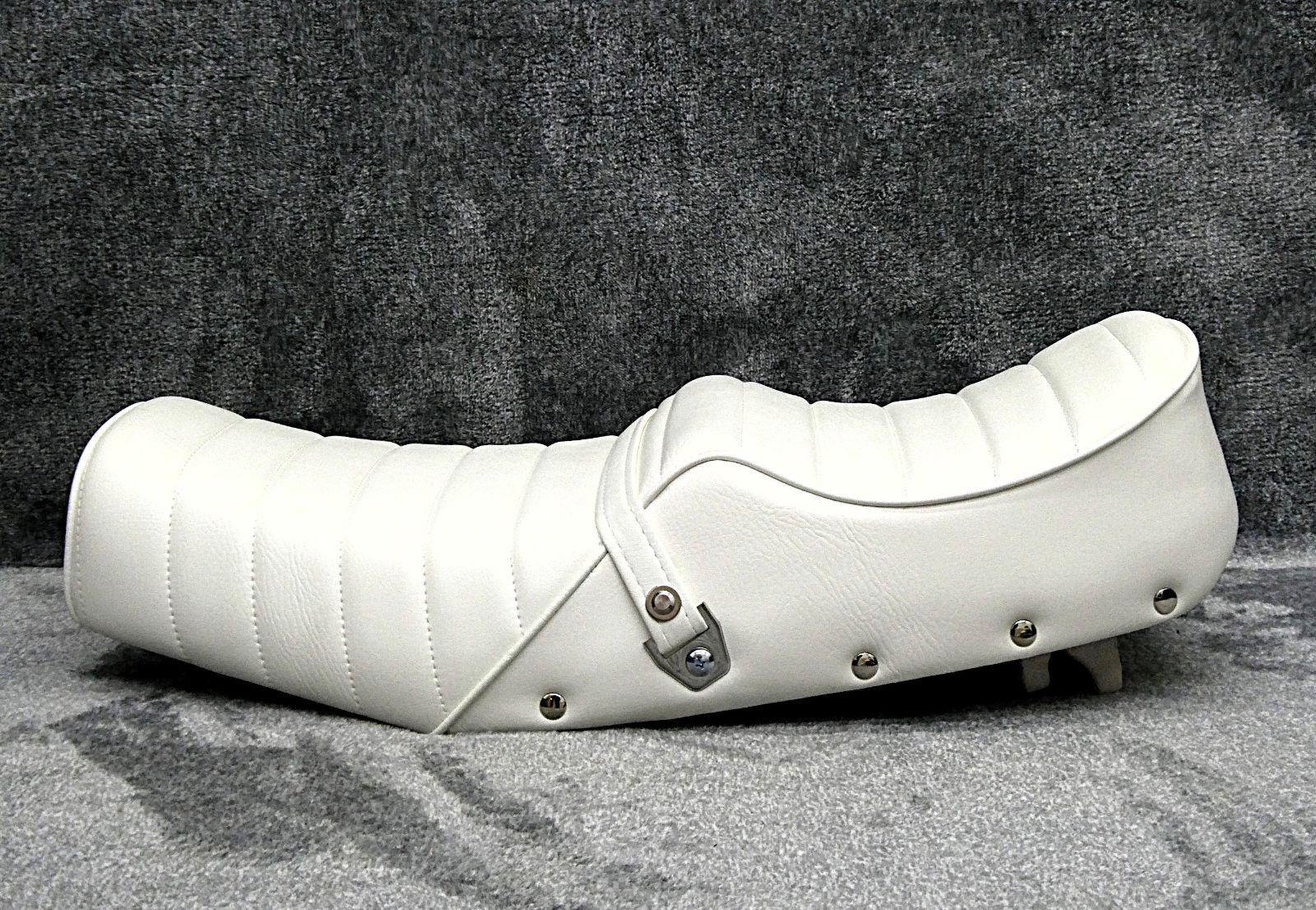 ホーク3 鋲打ち 白皮 タックロールシート/ホワイトCB250N CB400N ホーク3 鋲打ち 白皮 タックロールシート/完成品CB250NホワイトCB400N