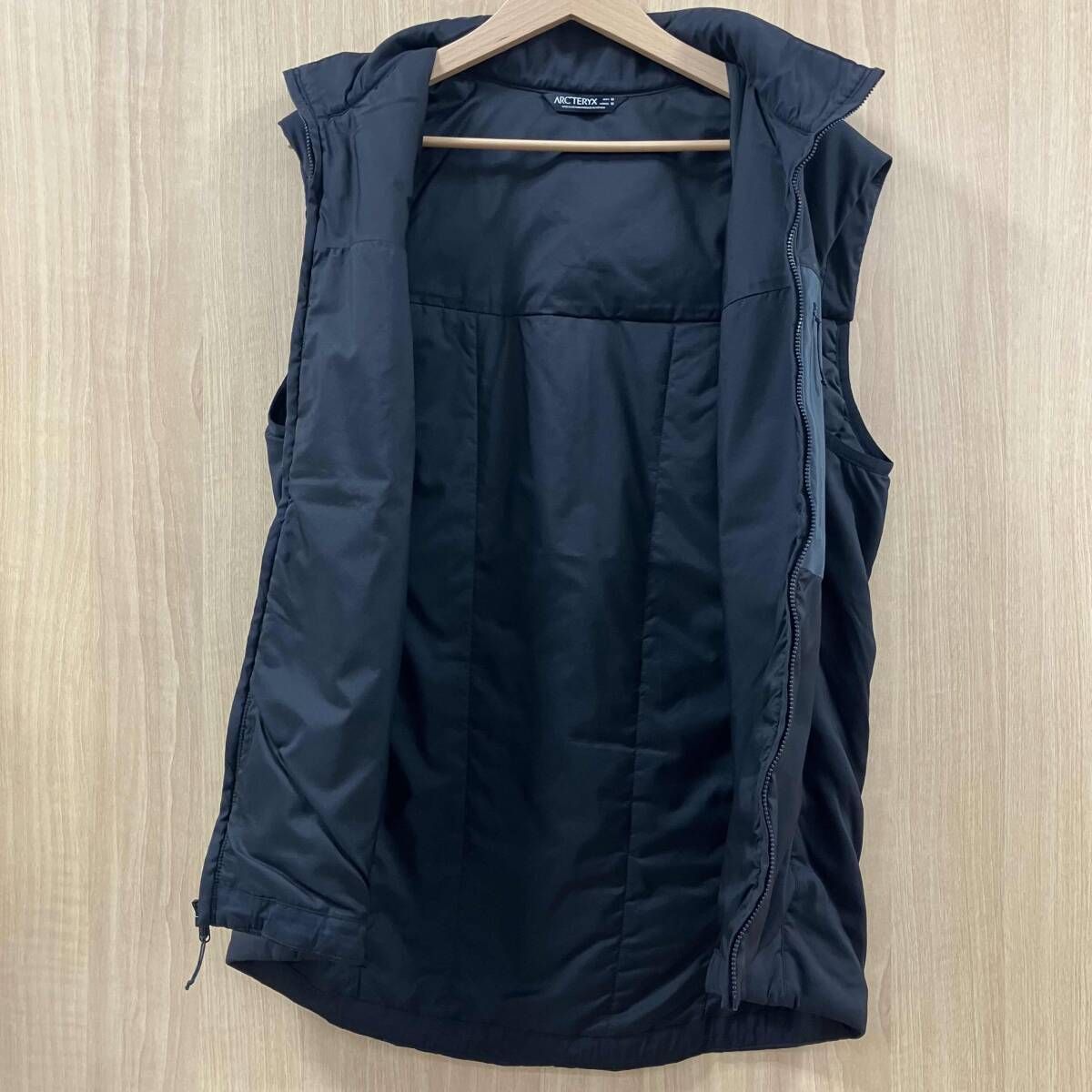 ARC'TERYX ブラック ベスト Sサイズ 美品 ARC'TERYX ナイロンベスト ブラック サイズS