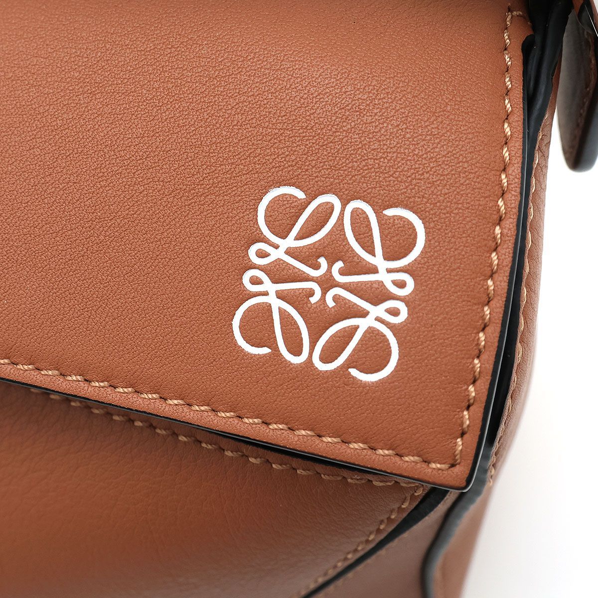 美品 LOEWE ロエベ ショルダーバッグ Puzzle パズルバッグ スモール 322.30.S21 タン ブラウン スペイン製 アナグラム レディース 2way ハンドバッグ 幾何学的ライン レザーバッグ 上品 LOEWE（ロエベ） ショルダーバッグ Puzzle パズルバッグ スモール