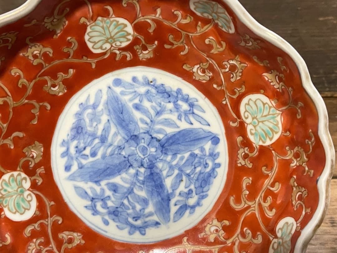能登蔵出し 古伊万里 赤絵 金彩 オランダ唐草 クルス文 輪花皿 / 染錦