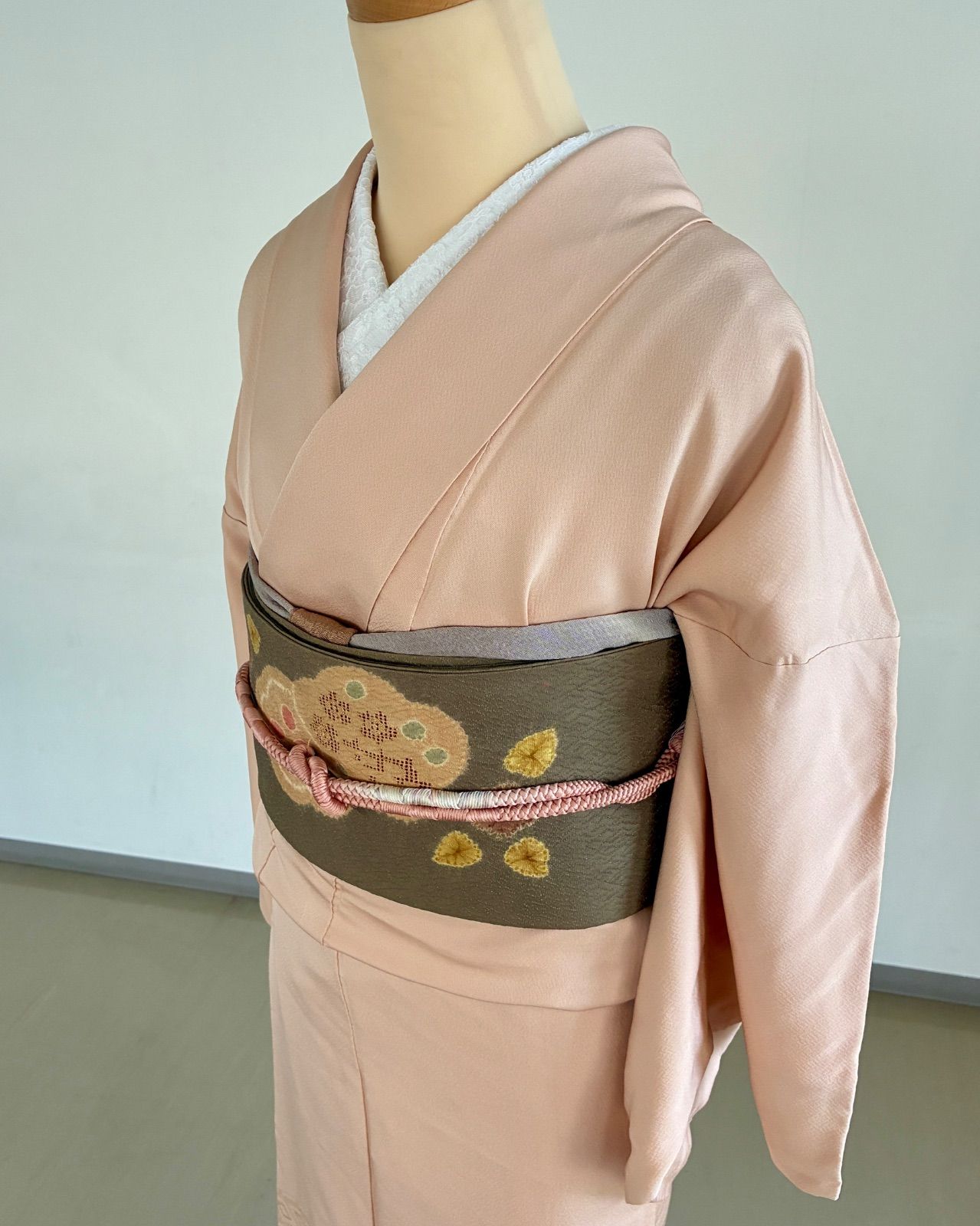 色無地 菱模様 袷】刺繍(付け下げ柄) 淡いサーモン 一つ紋 KあB148 
