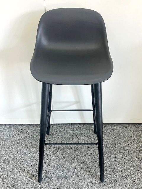 【極美品】muuto　ムート (デンマーク)　ファイバーカウンターチェア　カウンターチェア　ブラック　イスコス・ベルリン 楽天市場】Muuto ムート FIBER BAR STOOL TUBEBASE with BACKREST