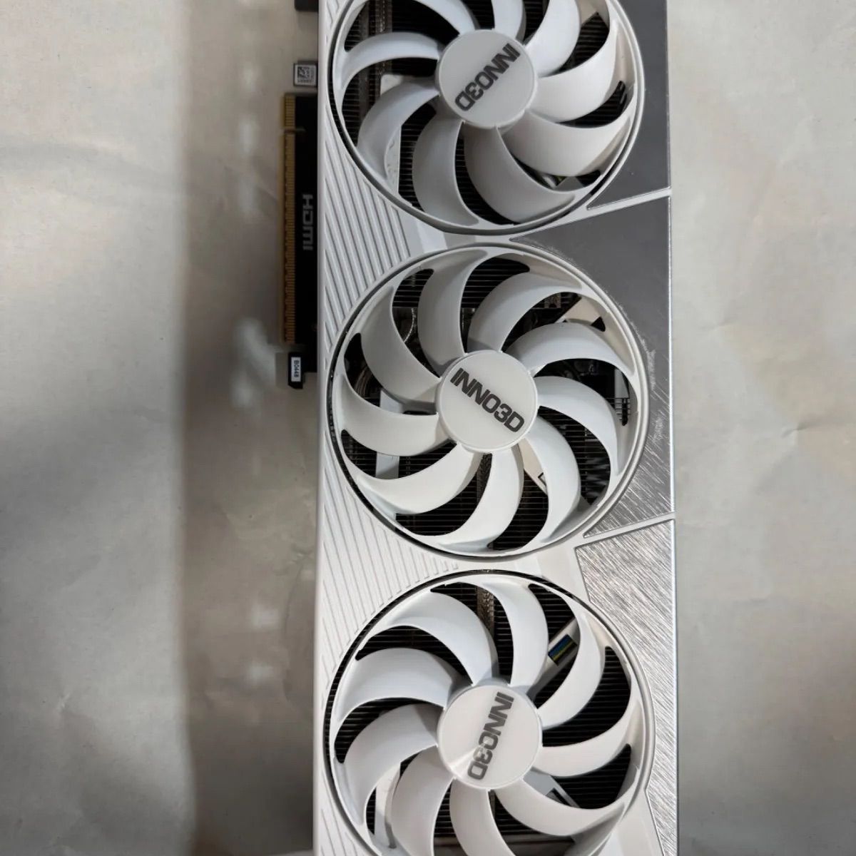 INNO3D GeForce RTX 5080 グラフィックボード 白 WHITE - メルカリ