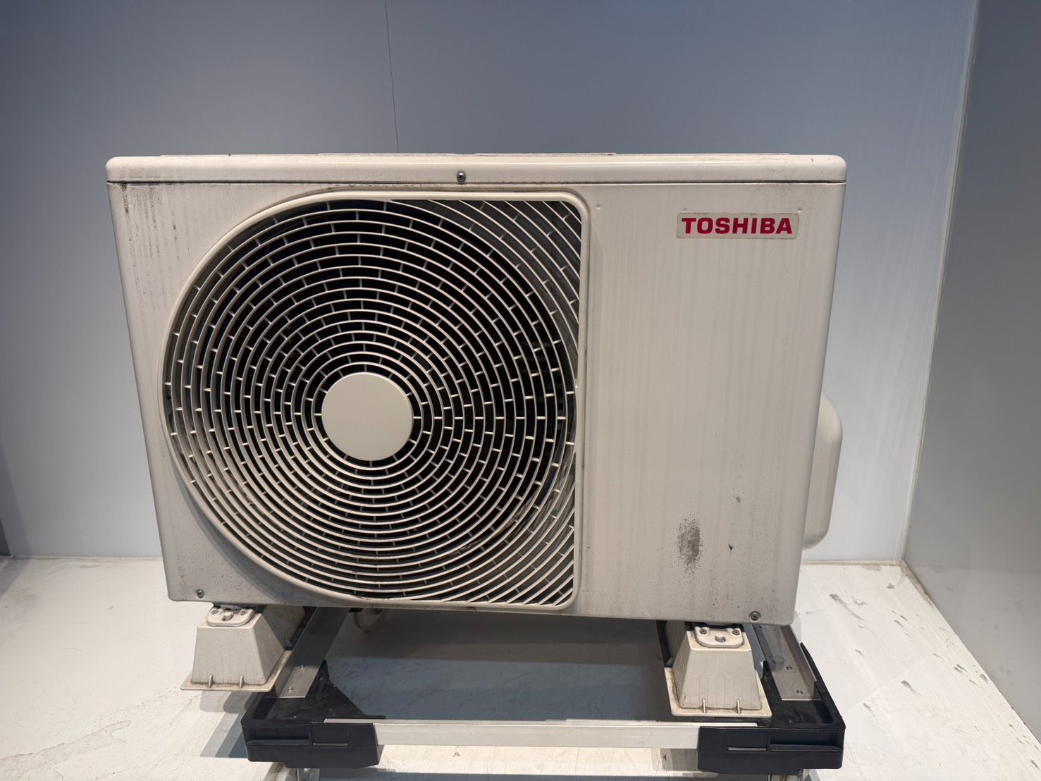 300 TOSHIBA 2022年製エアコン 16～18畳用 整備済み - メルカリ 300