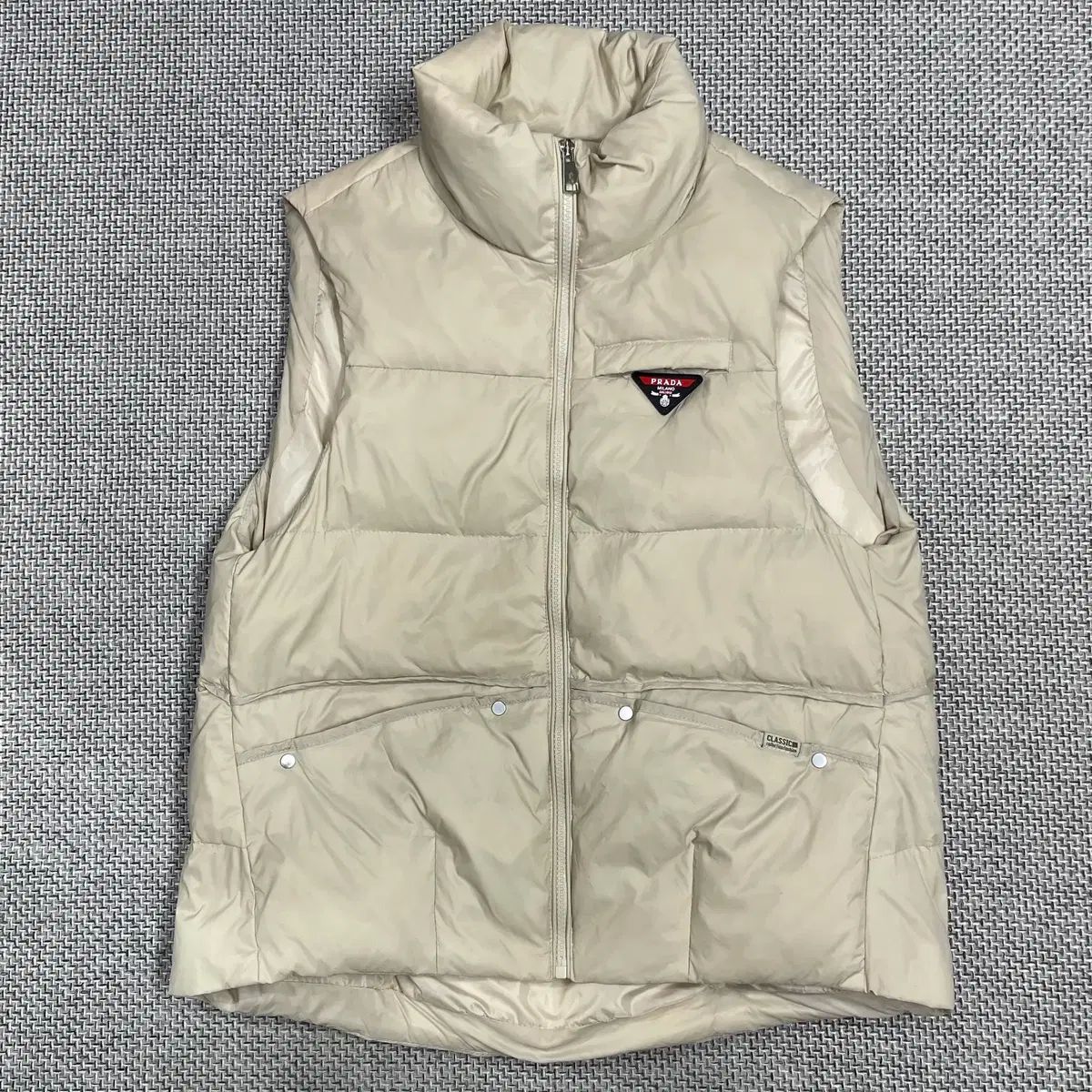 レディーストップス PRADA プラダ ダウン ベスト - メルカリ