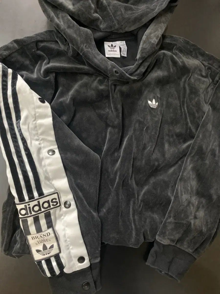 アディダス アディブレーキ ツアーベルベット セットアップ - メルカリ