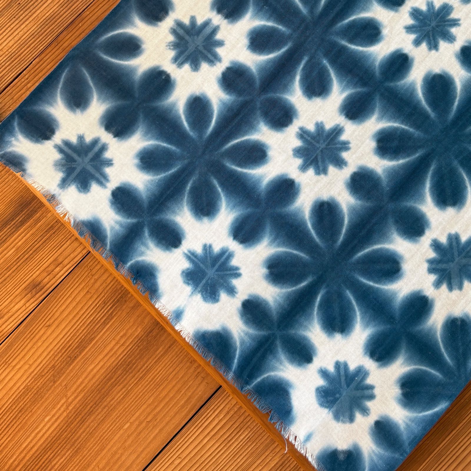 s119 【sato】 藍染 雪花絞り 手ぬぐい 米マークのお花がちょこんと