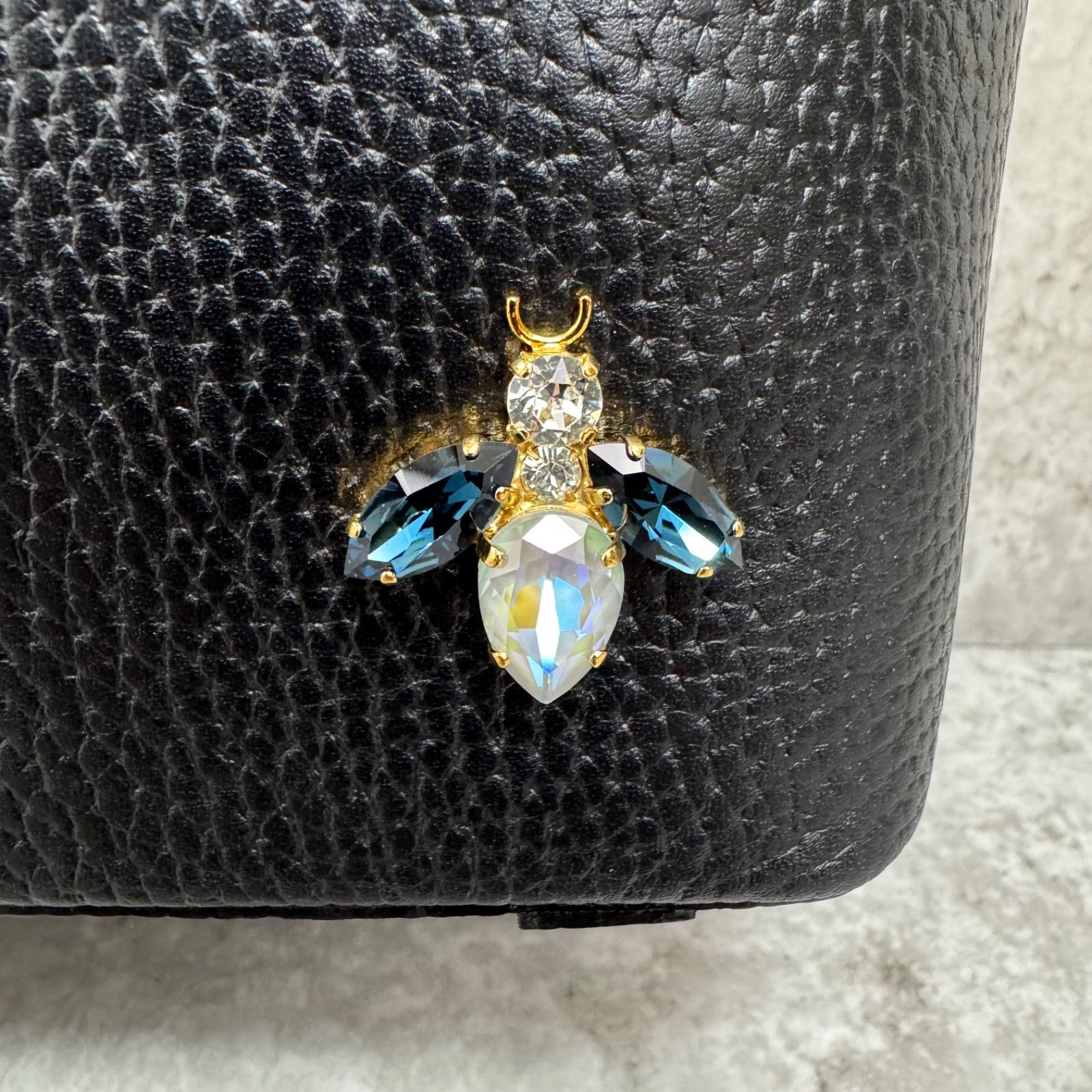 未使用】A.D.M.J. THE BEE スワロフスキー クリスタル レザー クロス