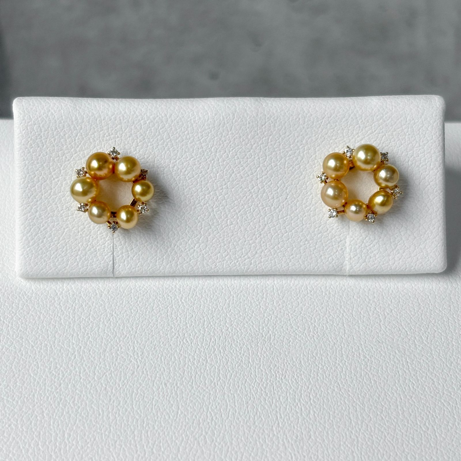 南洋ゴールド真珠 ケシ 2-4mm テリ抜群 K18ピアス ダイヤモンド 個性