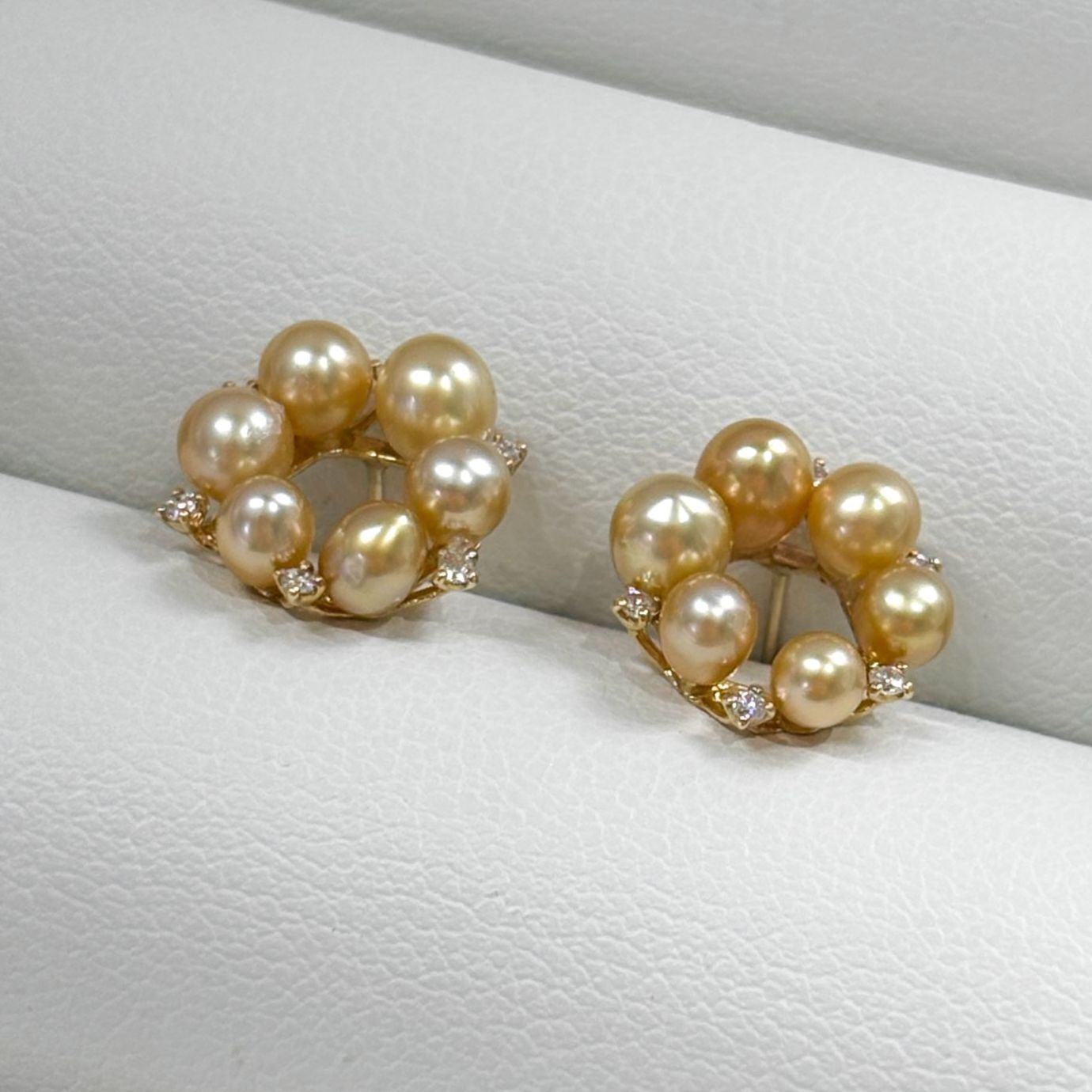 南洋ゴールド真珠 ケシ 2-4mm テリ抜群 K18ピアス ダイヤモンド 個性