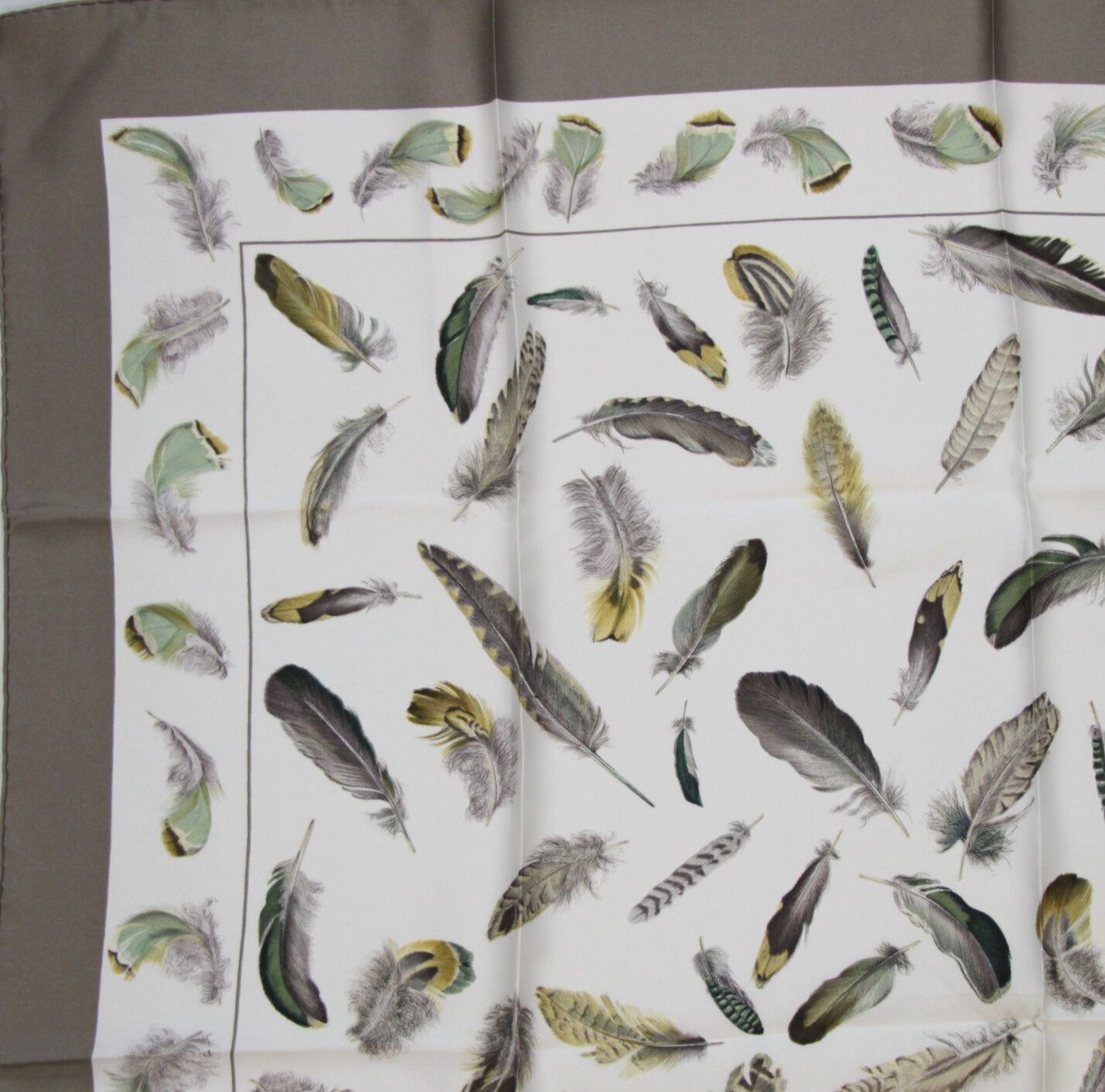 ⭐️美品⭐️エルメス スカーフ カレ90 PLUMES 羽 グリーン フランス製 HERMES（エルメス） カレ 90 PLUMES par Henride Linares 羽柄 羽毛