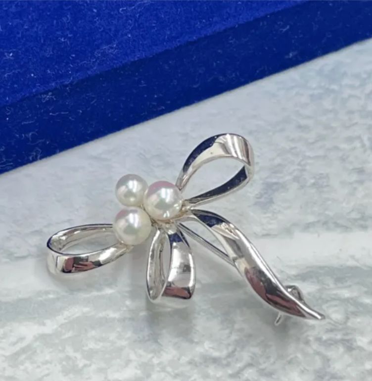 【週末お値下げ】ミキモト ブローチ リボン パール3粒 MIKIMOTO ミキモト パール 真珠 リボン ピンブローチ ブローチ K18
