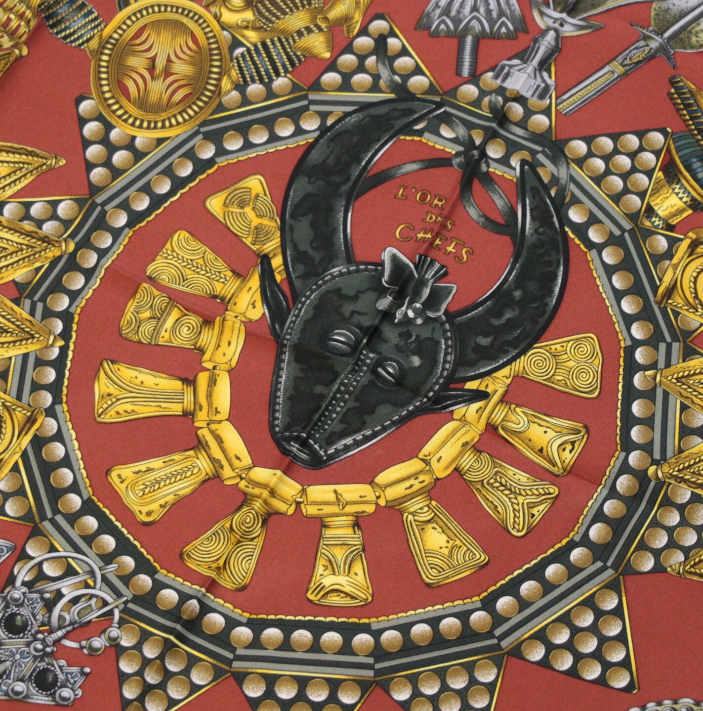 エルメス スカーフカレ 90 L'OR DES CHEFS 首長達の金 シルク エルメス カレ90 L'OR DES CHEFS 首長達の金 スカーフ シルク ネイビー