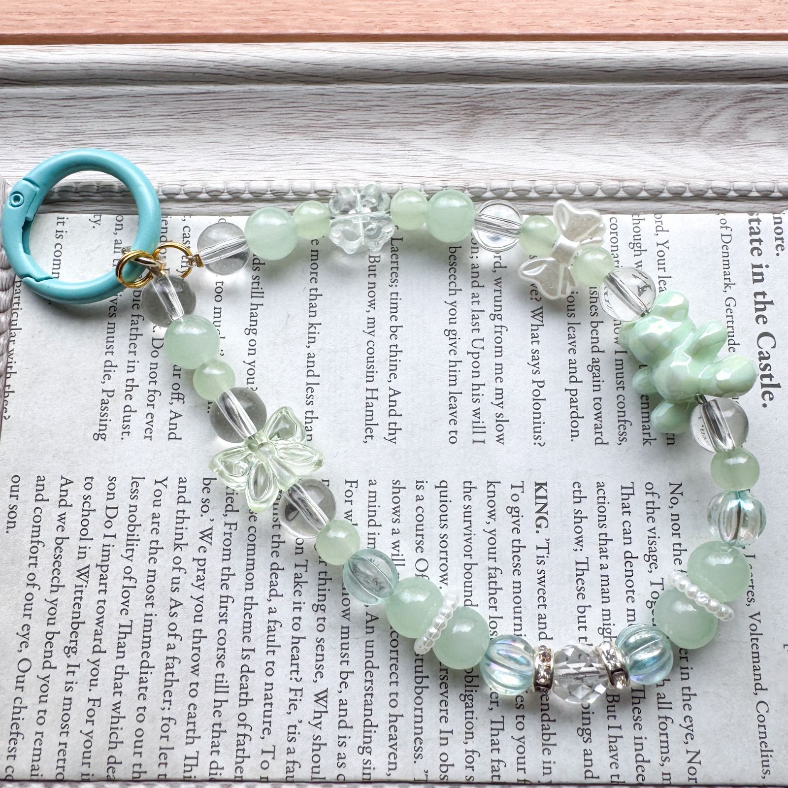 ミント色のくまとガラスビーズのハンドストラップ - メルカリ