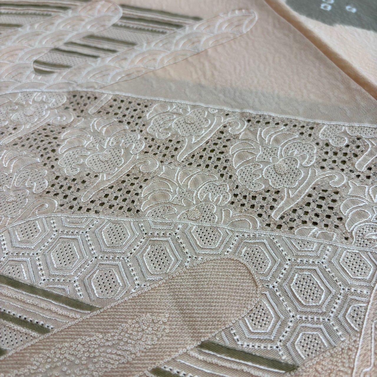 付下げ 中国三大刺繍 汕頭刺繍 相良刺繍 裄66.5 絞り 上品な加工 一つ