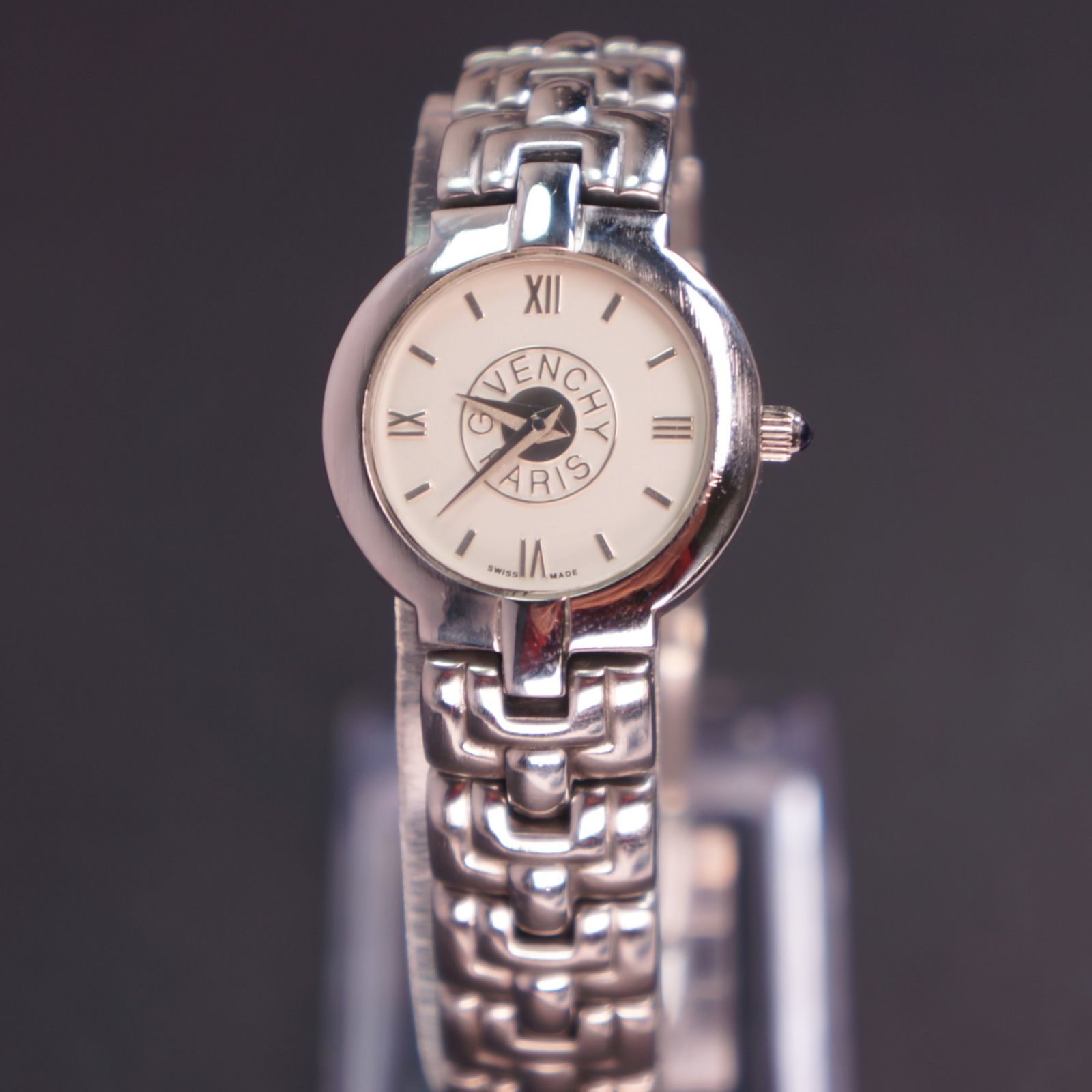 美品 GIVENCHY ラウンド スイス製 腕時計 電池新品 クォーツ 美品 GIVENCHY ラウンド スイス製 腕時計 電池新品 クォーツ 美品