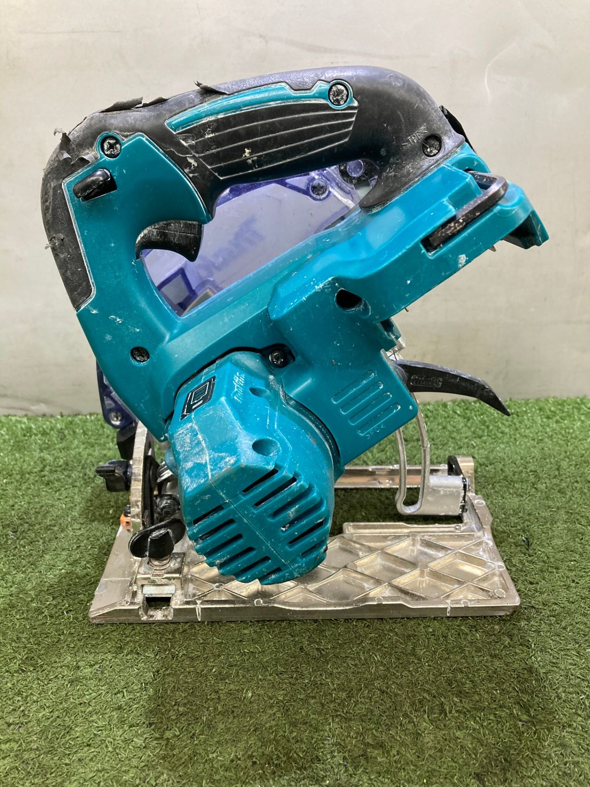ジャンク品】【0921】makita(マキタ) 125㎜18v充電式集じんマルノコ 