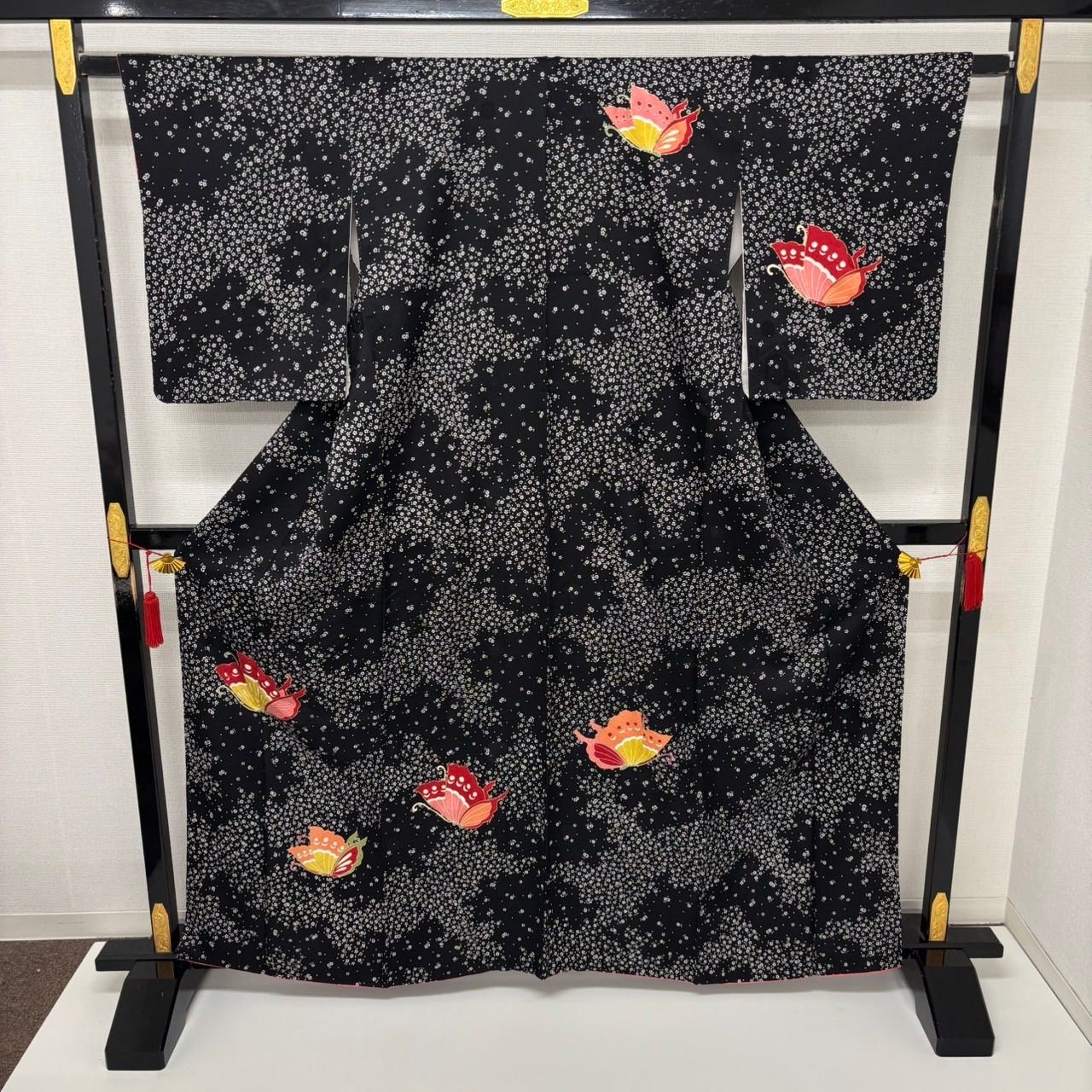 MK-1651 付下げ 洗える着物 蝶々 黒色 縮緬 小紋付下げ モノトーン 蝶々 金彩 可愛い染め 紋無し 正絹 着物 MK