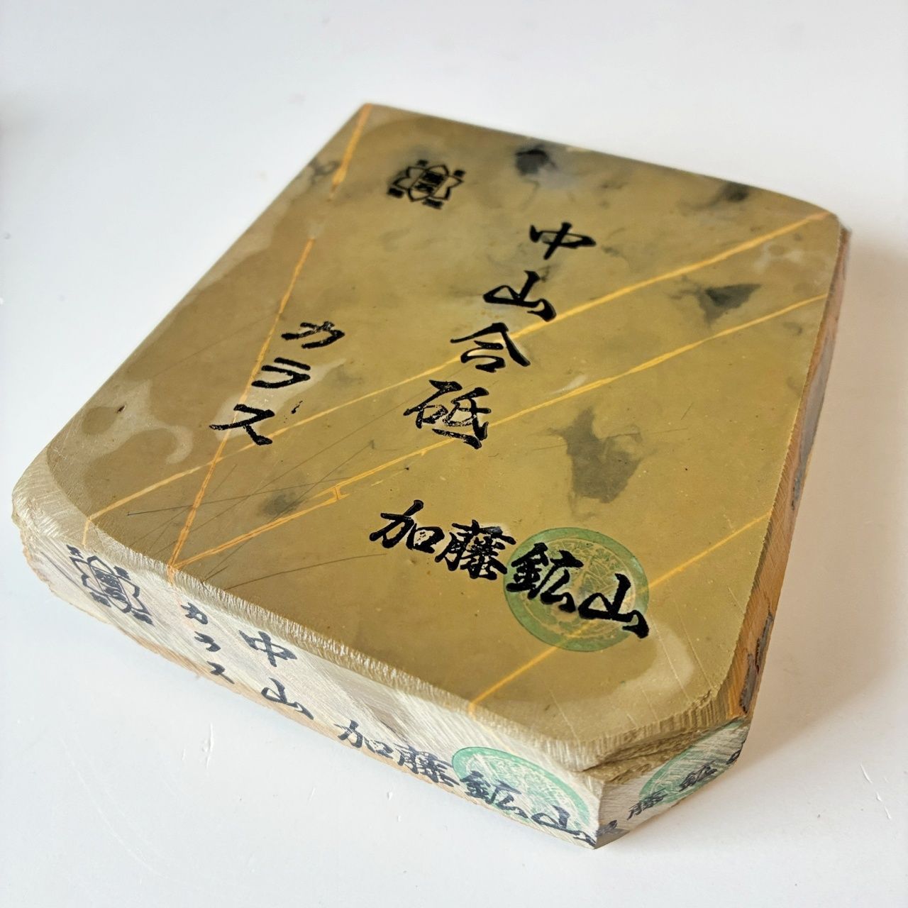 天然砥石　正本山　巣板　カラス　仕上げ砥石　台付き 久々に出てきたクリーム色のカラス 850g 硬さ3.5 巣板 カラス 中山合砥